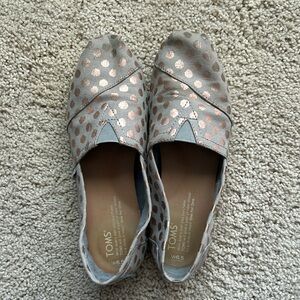 Toms Alpargata Gray w/ rose gold spots
Size 6.5